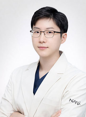나나 피부과 김민성 원장